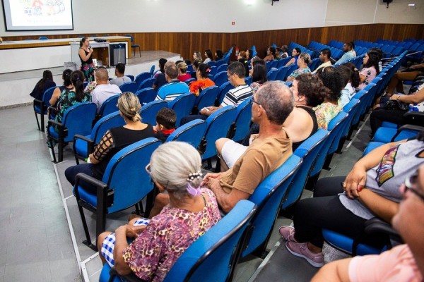 Hoje a noite: Tem encontro de Pais de Alunos com Deficiência em Linhares 