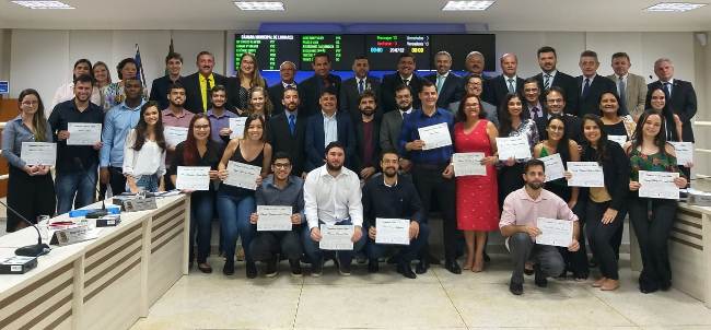 Resultados no Exame da OAB: Faceli recebe certificado de Honra ao Mérito na Câmara Municipal