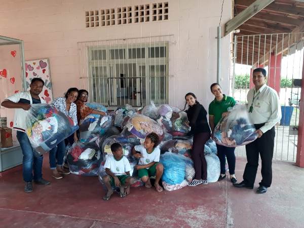 Supermercado de Linhares entrega milhares de agasalhos à famílias carentes