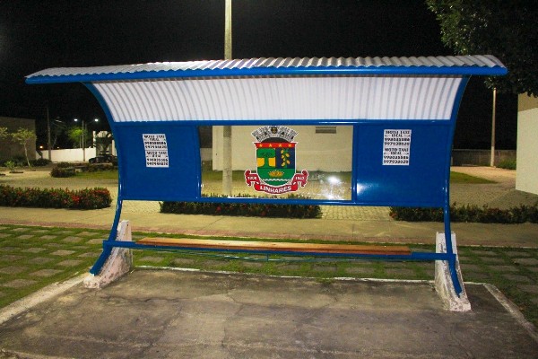 Novos abrigos de passageiros viram outdoors gratuitos e alvos de vandalismo em Linhares