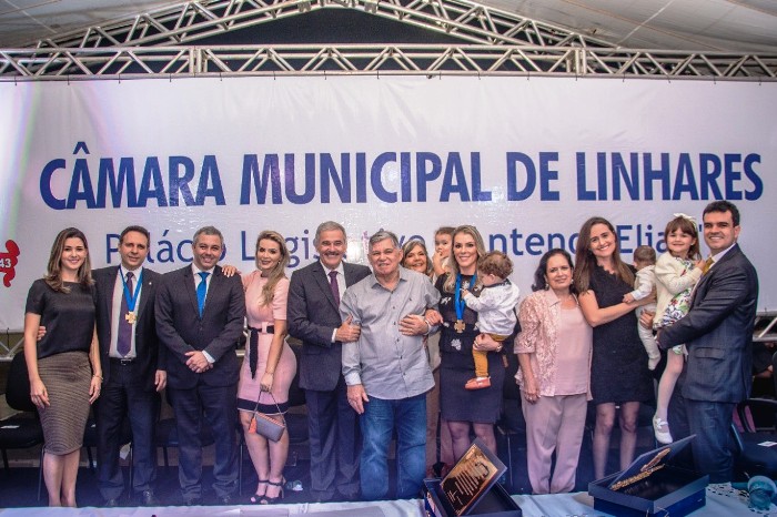 Detalhes da entrega de Títulos e Comenda na Câmara Municipal de Linhares