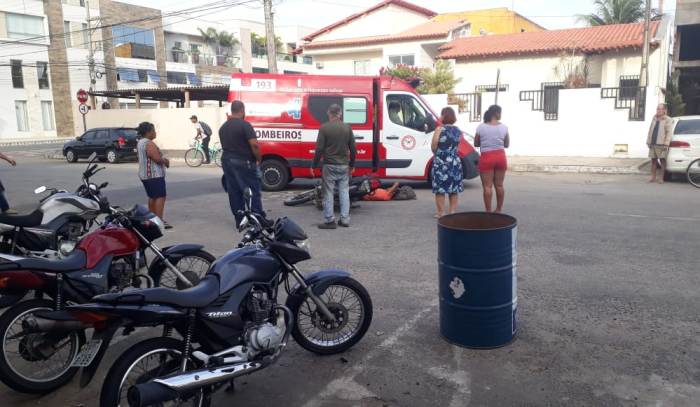 Vítima desacordada: Moto bate em Siena que saía da garagem, no bairro Conceição