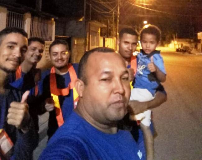 Menino oferece lanche aos garis em Linhares. Todo fim de mês é assim, diz a mãe