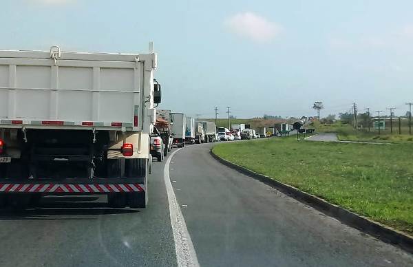 Pare e Siga: Obras provocam congestionamentos gigantescos na BR-101