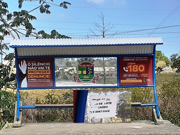 Leitor tenta, mas não consegue arrancar cartaz colado em abrigo de ônibus