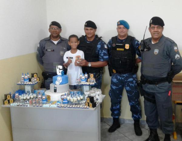 Aniversário pra ninguém esquecer! Garotinho de Linhares tem PMs e GCMs em festinha surpresa