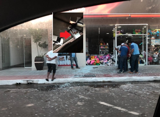 Vídeo: Loja tem vitrine estilhaçada por veículo no Centro de Linhares. Motorista foge