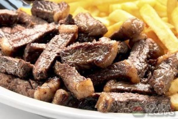 Bando rouba dinheiro, porções de carne com fritas, e moto de entregador, em Linhares