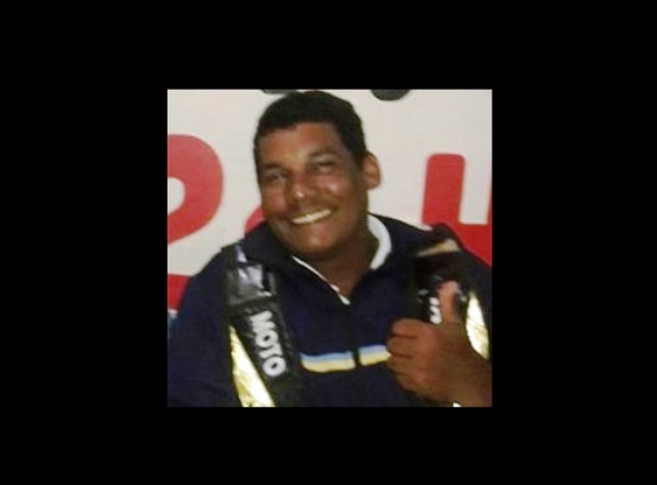 Amigos e familiares velam mototaxista Jucelino. Difícil aceitar, diz amigo