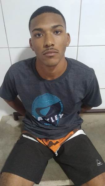 Força Tática revista e conduz jovem do Cavaco à 16ª Delegacia Regional de Linhares