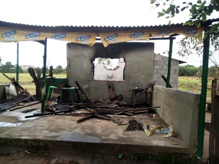 Bar destruído por incêndio na Estrada de Regência. Fogo teria sido proposital