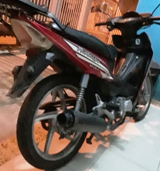 Jovem tem moto furtada ao chegar do trabalho, no BNH