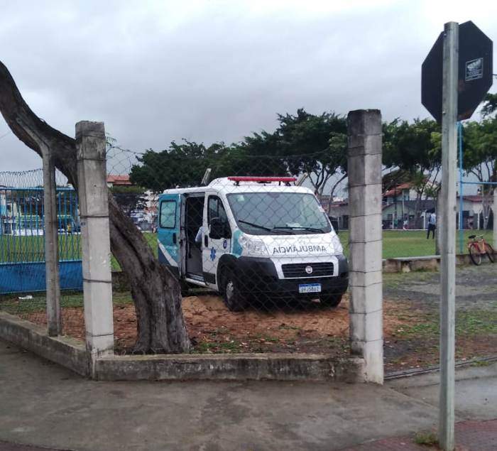 Ambulância é vista à postos em área de campo de futebol onde jogador quebrou a perna