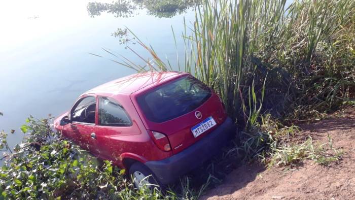 Carro chama a atenção em lagoa no bairro Interlagos