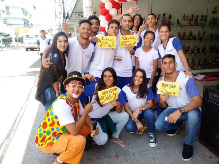 Um abraço faz toda a diferença, afirma professora dessa turma da foto