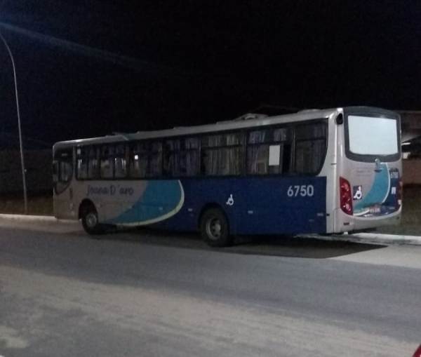 De novo: Trio saqueia passageiros e rouba dinheiro da roleta de ônibus em Sooretama