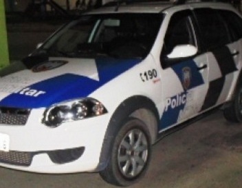 Bandido pede cigarro, anuncia assalto e leva celular de mulher no Centro de Linhares