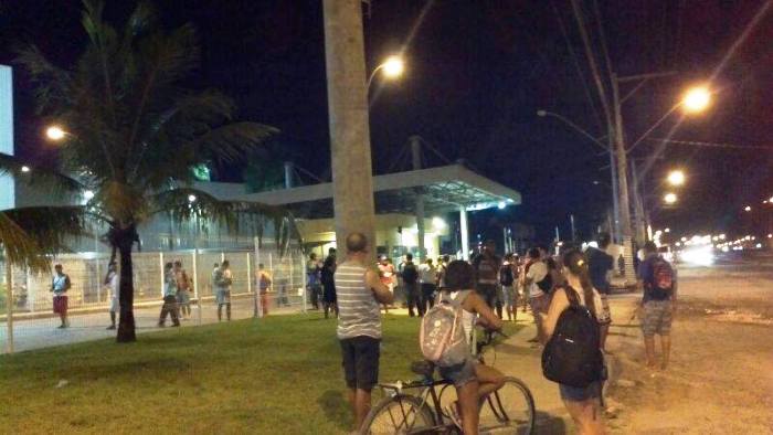 Funcionários de empresa declaram greve e chamam atenção no bairro Canivete