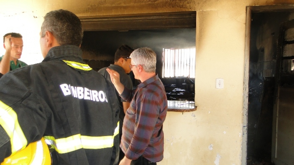 Bombeiros Nota 10: até Sargento da reserva atua em ocorrência de explosão na escola