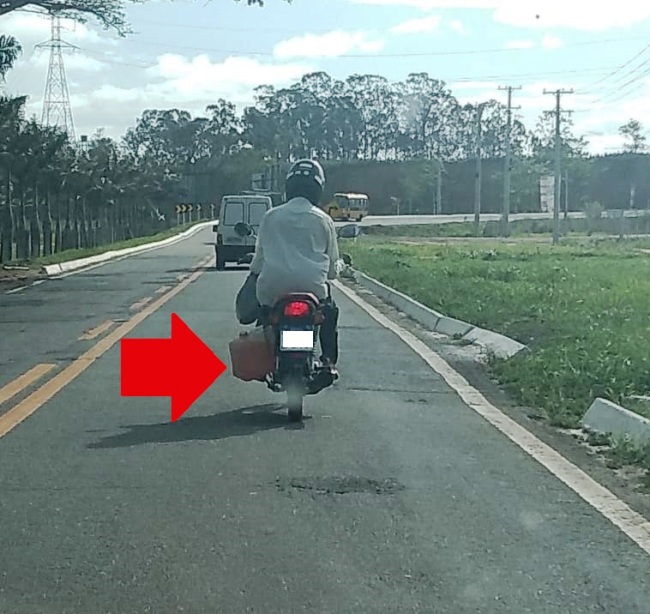 Rodovia Roberto Calmon: Motociclista transporta combustível como se fosse água
