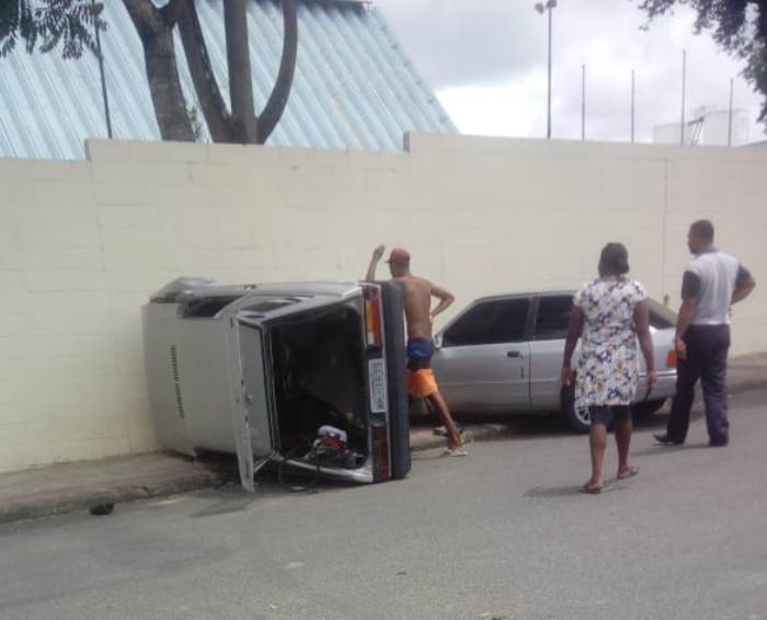 Acidente: Carro vai parar virado na calçada, no Interlagos