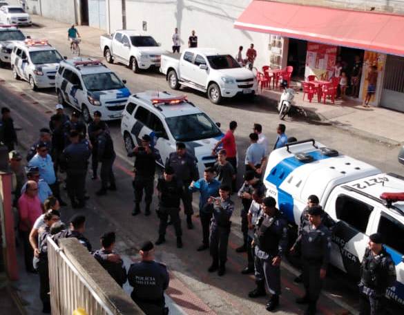 Comboio de 12 viaturas, incluindo o comando geral do 12º Batalhão da PM, chama a atenção em Linhares