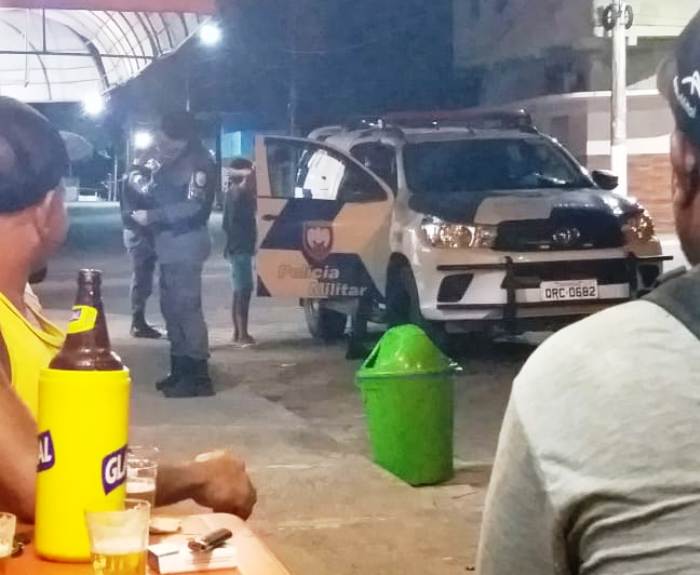 Clientes de bar observam abordagem da PM no Aviso: Um foi algemado