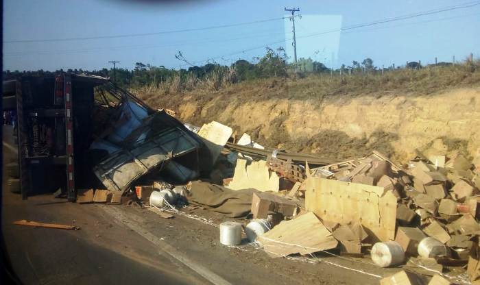 Acidente: Caminhão tomba perto do Posto Jequitibá