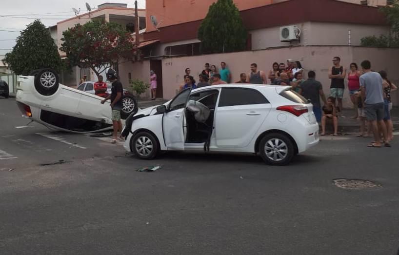 Colisão deixa um dos veículos com as rodas para cima no bairro Interlagos