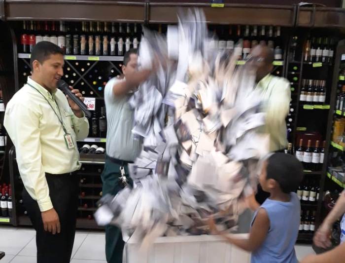 Festa, aulão de zumba, sorteio de um caminhão de prêmios e R$ 1 mil em compras, e ofertas no Martins