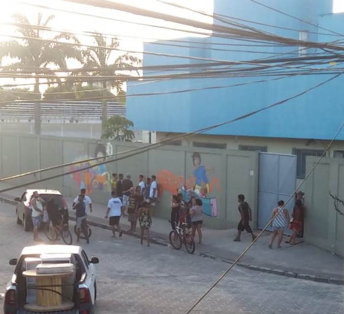 Pais se desesperam ao receber notícia de tiroteio em escola de Linhares