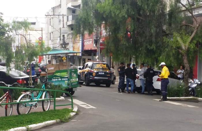 Ação retira ambulantes do Centro de Linhares. Tô sem chão, diz vendedor de água de coco