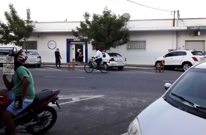 Flanelinha cobra por vagas em estacionamento público de Linhares