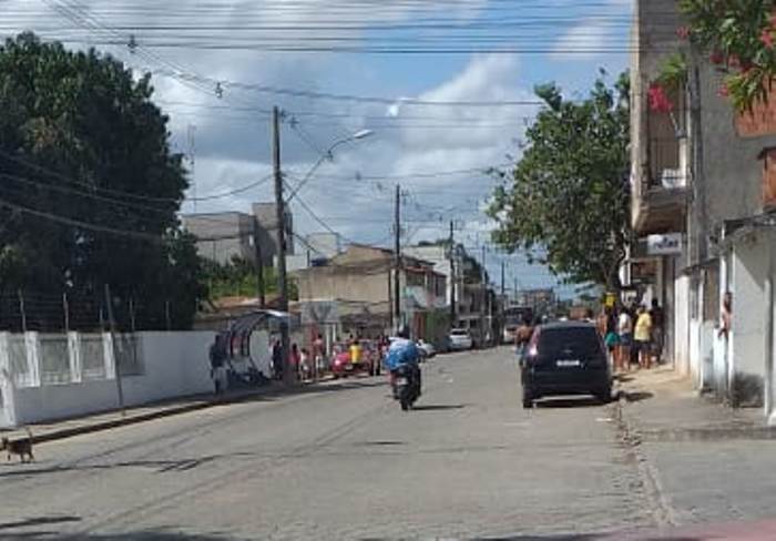 Jovem de 27 anos é baleado por indivíduo encapuzado no Aviso