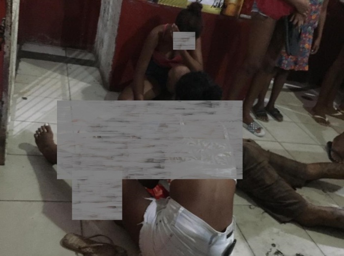 Homem ferido com mais de 10 tiros dentro de bar no Nova Esperança. Mulher se desespera