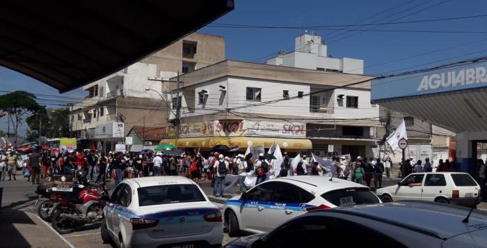 Manifestantes chamam a atenção no Centro de Linhares