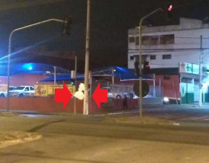 Leitor sinaliza cabo caído no Semáforo do Epa, em Linhares. Fiz minha parte, disse ele 