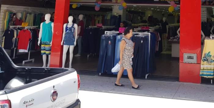 Loja encerra atividades e vende tudo até pela metade do preço em Linhares