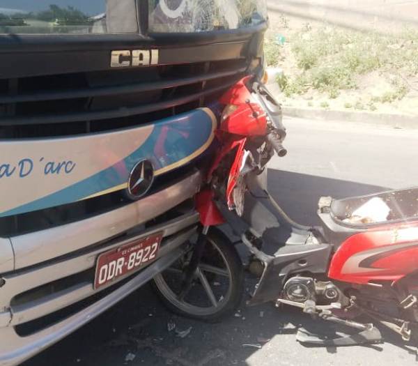 Biz entra na frente de ônibus da Joana Darc em acidente perto do Linhares V