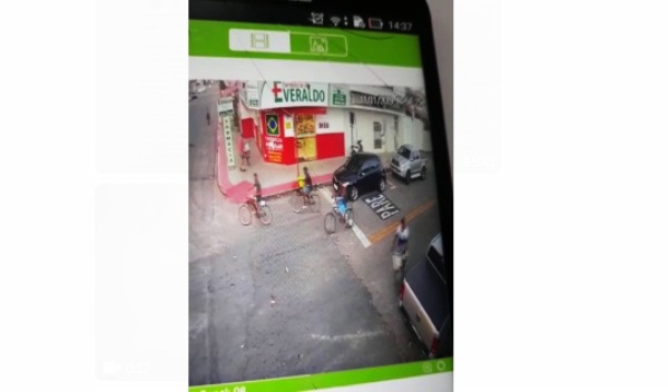 Bandidos assaltam loja de celulares e fogem de bicicletas, no Interlagos