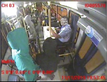 4 assaltantes, sendo duas mulheres, saqueiam passageiros de ônibus em Linhares