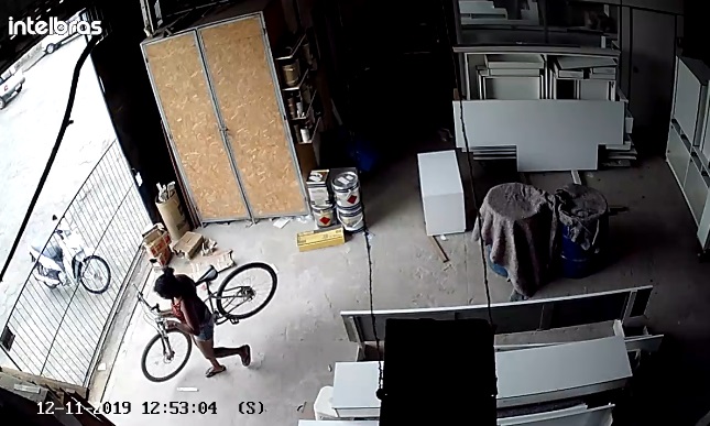 Vídeo: Mulher furta bicicleta à luz do dia em loja de Linhares