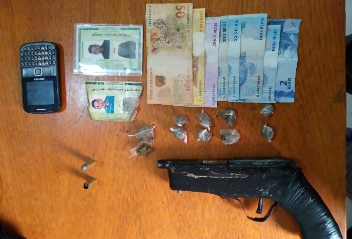 PM apreende maconha, arma caseira, dinheiro e leva três para a delegacia
