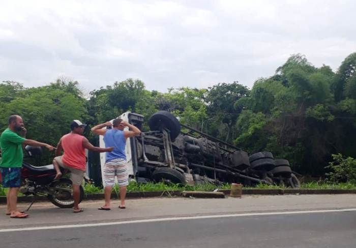 Carreta tomba na BR-101, em Linhares. PRF diz que motorista se evadiu. Esposa contesta