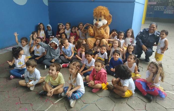 Leão do Proerd aparece de surpresa e encanta crianças em escola de Linhares