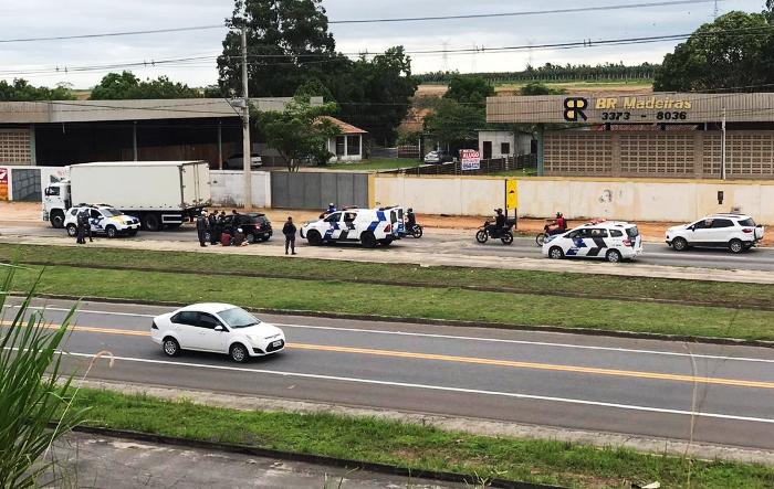 Abordagem após perseguição a veículo com placas de SP chama a atenção na BR-101, em Linhares