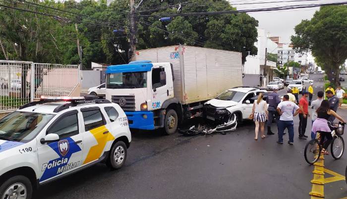 Acidente em cruzamento no Centro de Linhares destrói frente de automóvel