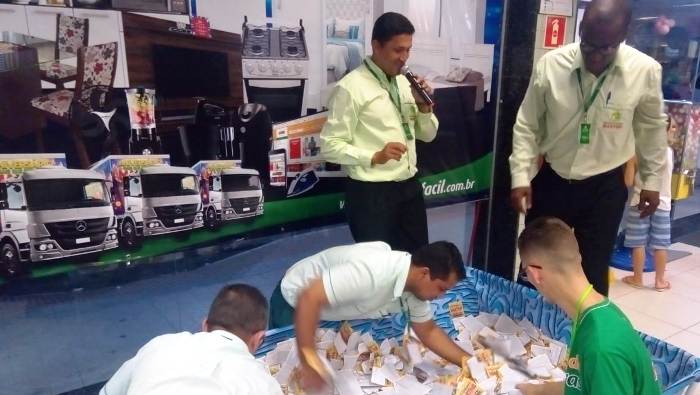 Eles são do Linhares V e Juparanã, e ganharam vale compras e caminhão de prêmios do Martins