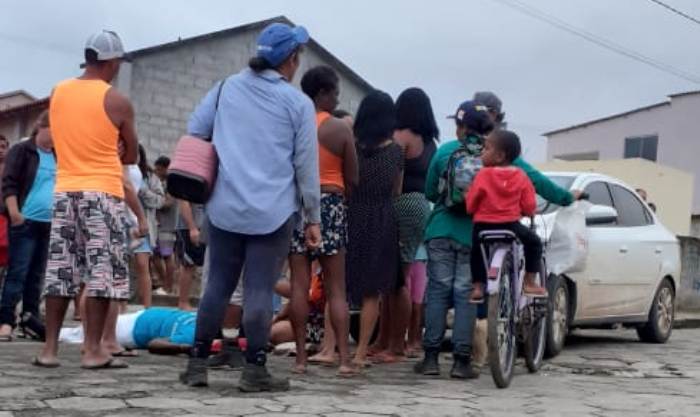 Acidente entre moto e carro no Córrego Farias