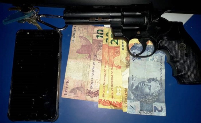 PM de folga impede assalto, bandido reage e leva tiro na genitália. Foi no Araçá